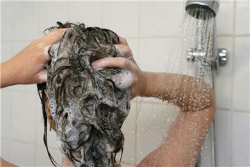 Kalte Dusche: Sie ist der Klassiker für Kickstarts am Morgen. Besonders effektiv sind dabei Wechselduschen, also warme und kalte Güsse abzuwechseln. Dabei gilt: von außen nach innen brausen. &quot;Erst die Hände und Füße und dann weiter zur Körpermitte&quot;, erläutert Brück. Der Temperaturwechsel regt den Kreislauf an.