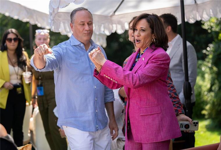 Memes von Kamala Harris erobern das Netz - „kamala IS brat“ Kamala Harris tanzt gerne.