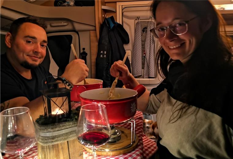 Premiere geglückt: Wohnmobil-Dinner in Bremerhaven Andy Krüger und Tina Halbhuber aus Nordenham sitzen in ihrem Wohnmobil und essen Fondue.