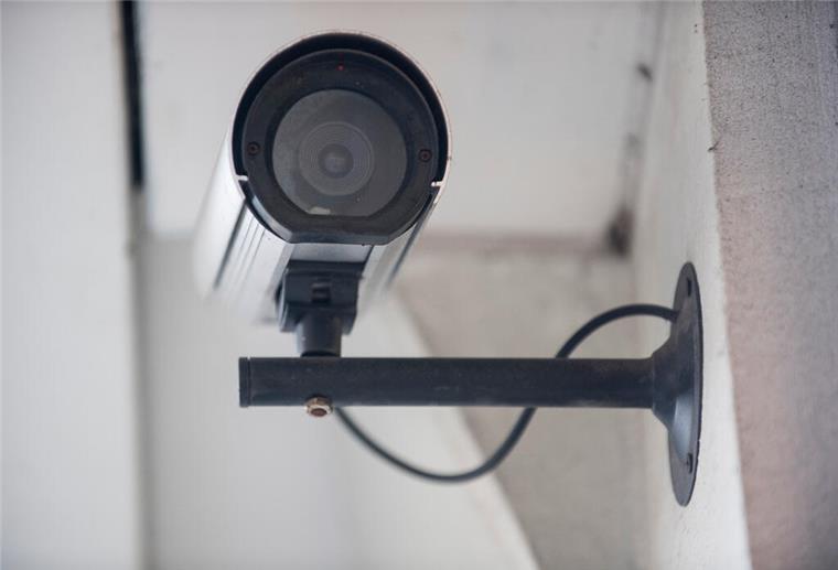 Kameraüberwachung in Wohngebieten: Diese Regeln gelten Eine Überwachungskamera an einem Haus