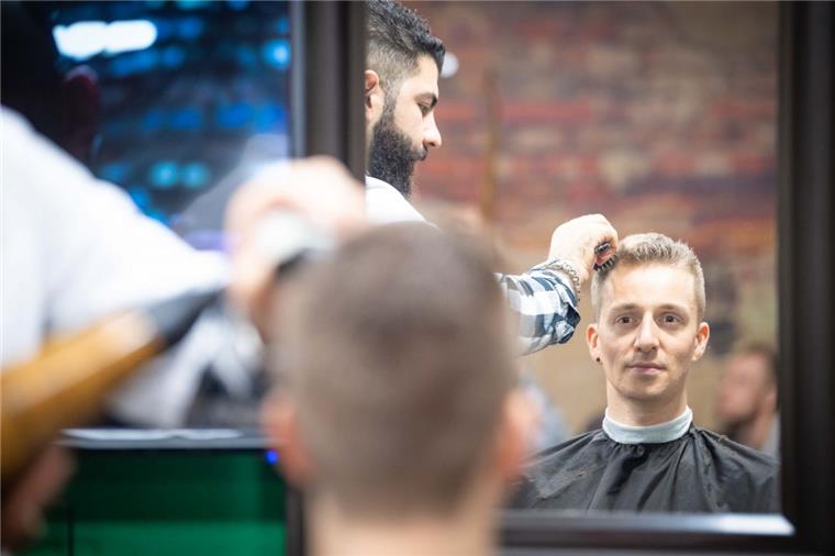 A-Team der TSG Bremerhaven tanzt mit perfektem "Matrix"-Putz Kampf den Locken: A-Team-Tänzer Joey Ackermann bekommt von Ahmad Ahmad einen neuen Haarschnitt verapsst. Foto: Hartmann