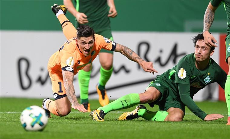 Kampf war Trumpf im Weserstadion. So wie in diesem Zweikampf zwischen Werders Thomas Delaney (rechts)und  Hoffenheims Steven Zuber. Foto Jaspersen/dpa 