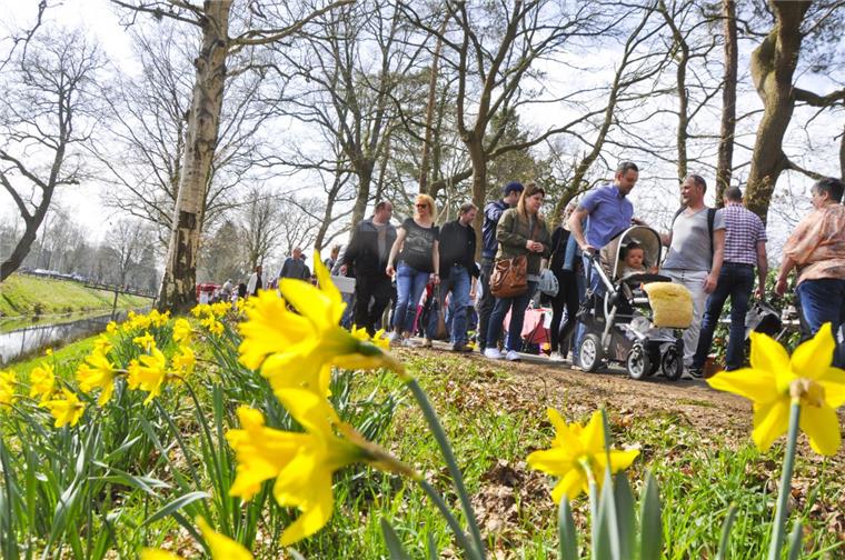 Sonne strahlt über dem Oste-Hamme-Kanal Kanal, Blumen, Sonne und gut gelaunte Besucher zu Tausenden: Mehr braucht es nicht für den Erfolg des diesjährigen Blütenfestes.