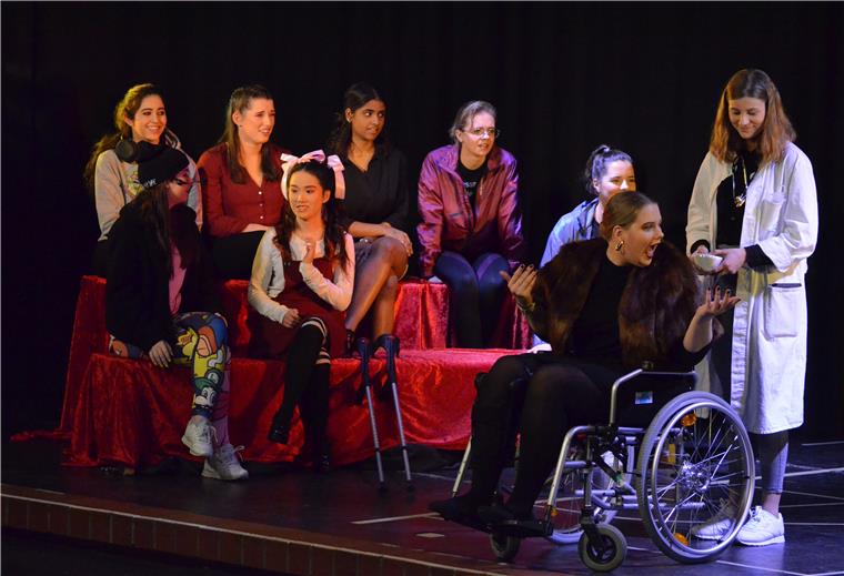 Theater in Zeven: Kandidaten spielen auf der Bühne um ein Spenderorgan Kandidatin Martha Braun (Imken Blanken, im Rollstuhl) muss sehr persönliche Fragen beantworten. Für jede Lüge wird der hirntote Organspender bestraft.