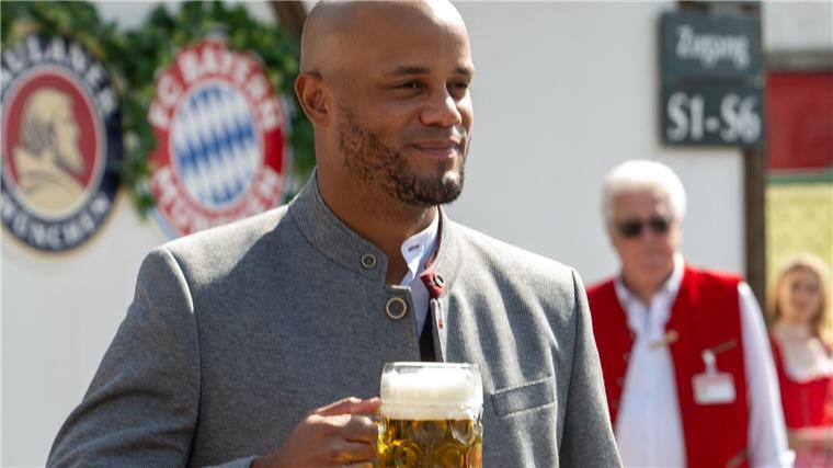 Kann auf einen erfolgreichen Start in seine Bayern-Amtszeit anstoßen: Vincent Kompany.