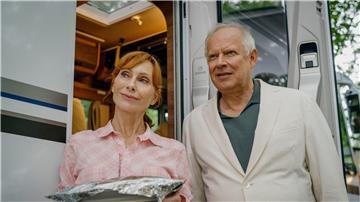 Kann das gut gehen? Statt einer Auszeit im Hotel genießt Gundula (Andrea Sawatzki, l.) mit Gerald (Axel Milberg, r.) ein romantisches Zusammensein auf dem Campingplatz.