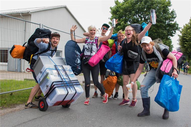 Hurricane Festival: Hier gibt's Bilder von der Anreise Kann los gehen: Diese Gruppe ist definitiv schon im Festivalmodus.