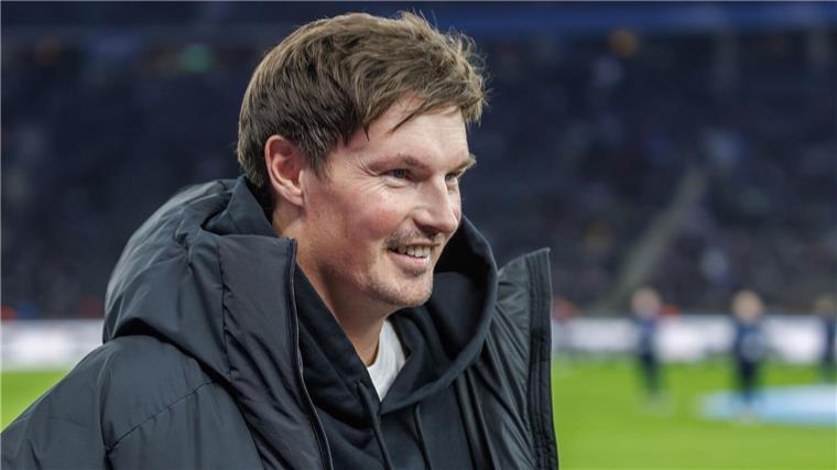 HSV-Trainer Polzin: Hoffnung auf Selke-Einsatz Kann mit einem Sieg im Nordduell gegen Hannover 96 den nächsten Aufstiegsschritt machen: HSV-Trainer Merlin Polzin.