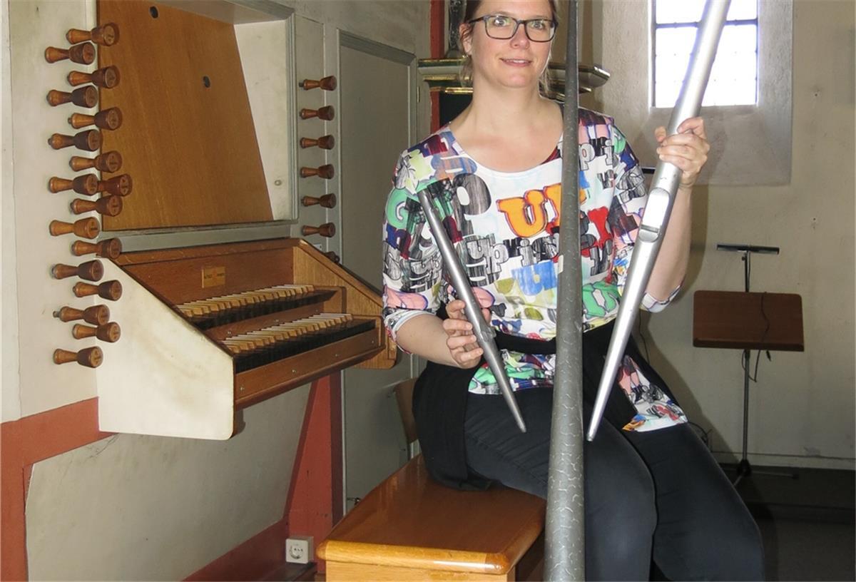 Kantorin stellt Orgel in Tossens vor Kantorin Mareen Osterloh ist heute in der Tossenser Kirche zu Gast.