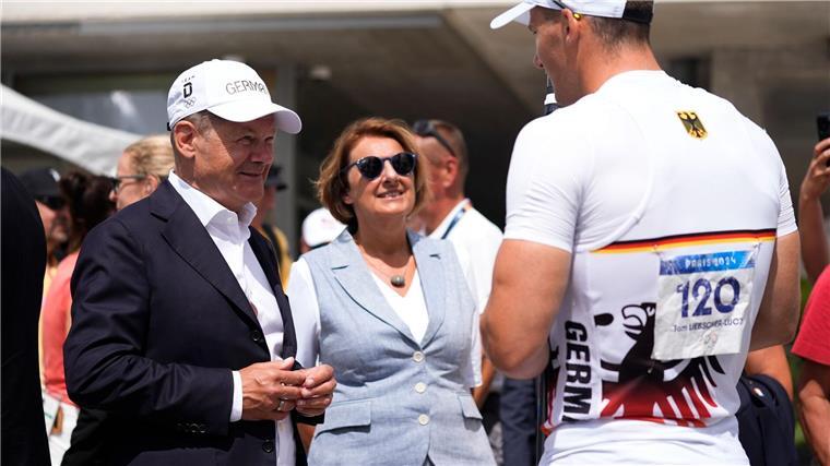 Bundesregierung reagiert auf Kritik an Sportförderung Kanu-Olympiasieger Tom Liebscher-Lucz (r) im Gespräch mit Bundeskanzler Olaf Scholz.