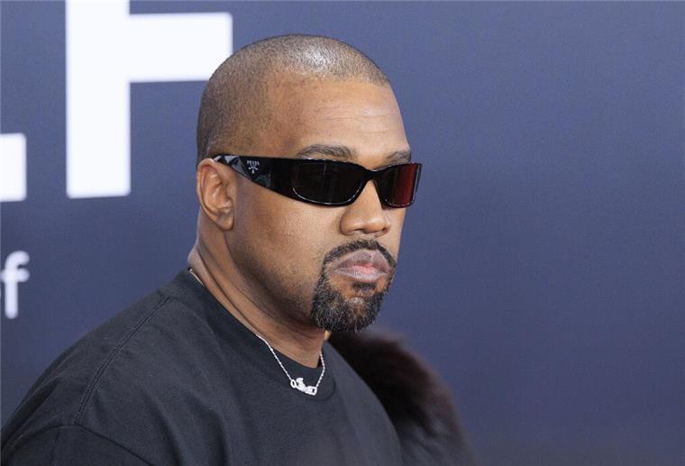Kanye West bietet Hakenkreuz-Shirt im Onlineshop an 02.02.2025, USA, Los Angeles: US-Rapper und Musikproduzent Kanye West bei den 67. Grammy Awards. Foto: Javier Rojas/PI via ZUMA Press Wire/dpa +++ dpa-Bildfunk +++
