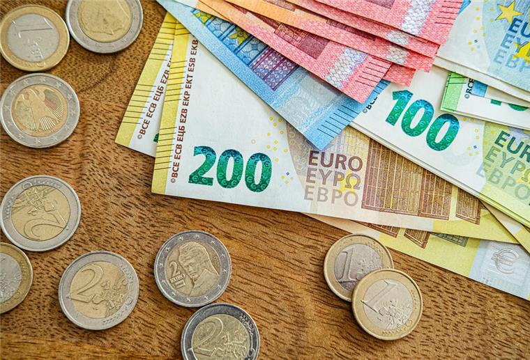 Nächster Merz-Plan durchgesickert – mit Folgen für Millionen Gehälter ab 2029 Geldscheine und Münzen liegen auf einem Tisch. Kanzler Friedrich Merz will den Soli abschaffen. Das hat Folgen für Millionen Gehälter.