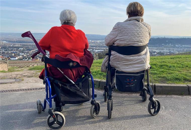 Zwei Rentnerinnen schauen auf ihrem Rollator sitzend auf den Rhein in Eibingen bei Ruedesheim am Rhein.