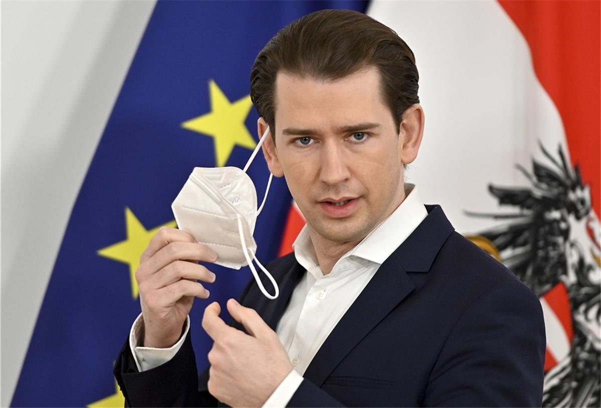 So lockert Österreich die Anti-Corona-Maßnahmen Sebastian Kurz, Bundeskanzler von Österreich, setzt bei einer Pressekonferenz im Bundeskanzleramt seinen Mund-Nasen-Schutz ab