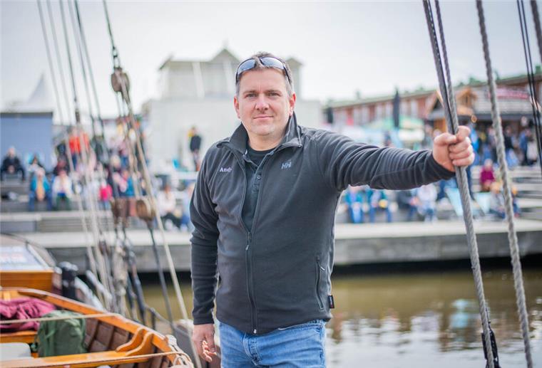 Ganz schön fischig! Bilder der Fischparty im Fischereihafen Bremerhaven Kapitän Andreas Wunderlich segelte seine Adler von Krautsand bis vor die Treppe des Schaufensters, um für Schiffsatmosphäre zu sorgen.