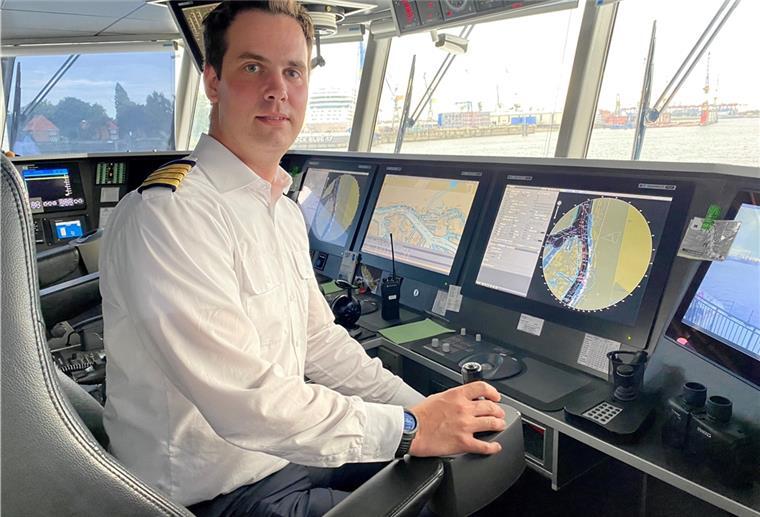 Cuxland: Neuer Kapitän an Bord der „Halunder Jet“ Kapitän Heiner Eilers an seinem Arbeitsplatz auf der Brücke der „Halunder Jet“.