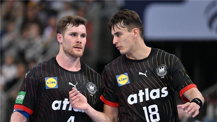 Kapitän Johannes Golla (l.) und Julian Köster sind die Anführer im DHB-Team. (Archivbild)