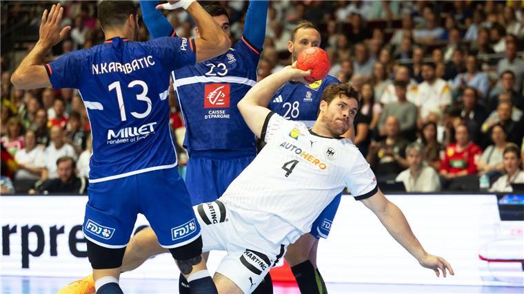 Bereit für Olympia: Handballer schlagen Frankreich Kapitän Johannes Golla muss beim Handball-Test gegen Frankreich angeschlagen raus.