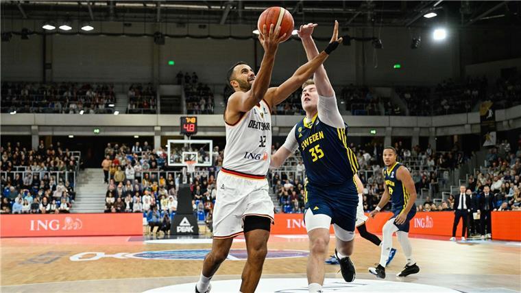 Basketballer holen ersten Sieg unter Bundestrainer Mumbrú Kapitän Johannes Thiemann war mit seiner großen Erfahrung eine wichtige Stütze im jungen deutschen Team.