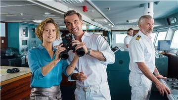 Kapitän Max Parger (Florian Silbereisen, M.) bringt zur Überraschung seines Staff-Kapitäns Martin Grimm (Daniel Morgenroth, r.) Veronika Bruckner (Wanda Perdelwitz) mit an Bord.