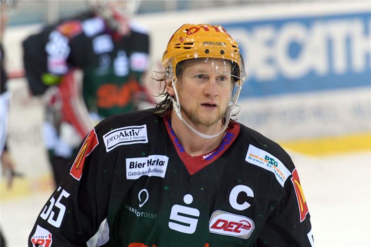 Mike Moore verlängert seinen Vertrag Kapitän Mike Moore verlängerte seinen Vertrag bei den Fischtown Pinguins um zwei Jahre.