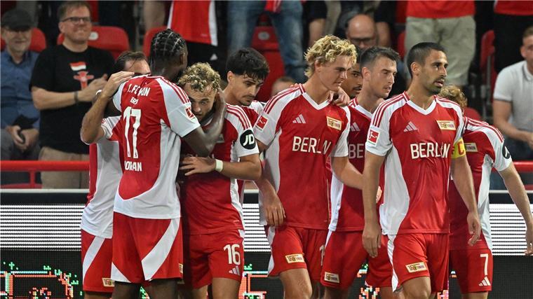 Khedira über kurzfristigen Gosens-Abgang: „Eine Katastrophe“ Kapitän Rani Khedira (r) kritisiert den Zeitpunkt des Gosens-Transfers.