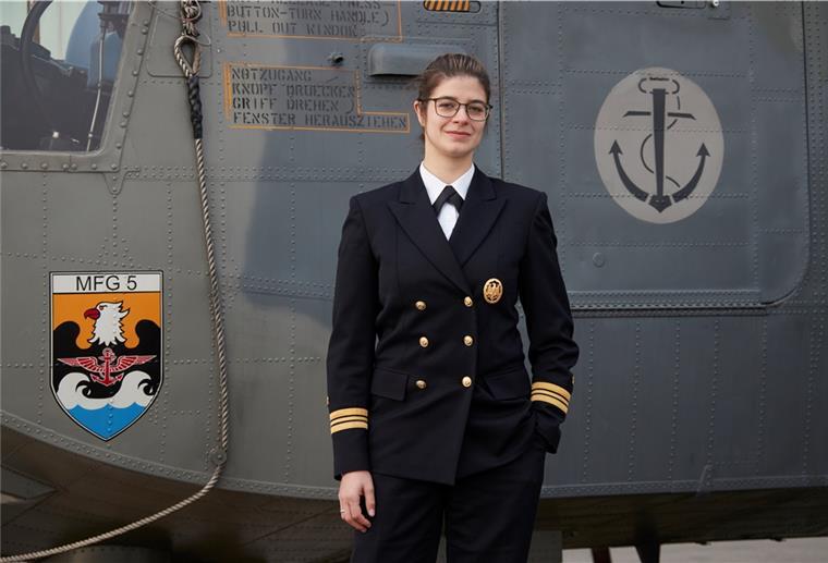 Nordholzer Marineflieger ehren Überfliegerin Kapitänleutnant Julia Sälzer ist technische Einsatzoffizierin beim Stab der technischen Gruppe des Marinefliegergeschwader 5 in Nordholz. 2021 hat sie als erste Nordholzer Soldatin den Admiral-Kriebel- Preis erhalten.