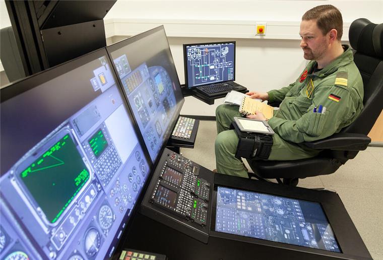 Nordholz: Warum die Ausbildung bei Marinefliegern jetzt noch spannender ist Kapitänleutnant Sebastian wird Hubschrauberpilot. Das Fliegen auf dem Einsatzmuster Sea Lynx hat er unter anderem mit Hilfe dieses digitalen Cockpit-Verfahrenstrainers gelernt.
