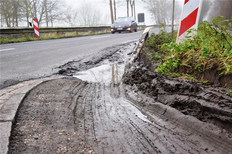 Kaputte Fahrbahndecke, umgekippter Leitpfosten, beschädigter Bordstein und zerfurchtes Erdreich: An der Kreuzung Mittelweg/Großensieler Straße wird die Straßenmeisterei nach Abschluss der B 212-Sanierung einiges zu tun haben.