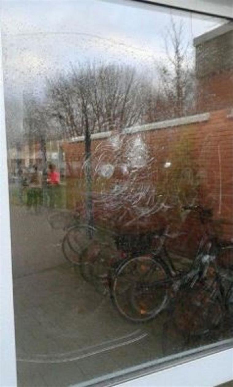 Kaputte Fensterscheiben sind an der Heinrich-Heine-Schule an der Tagesordnung. 