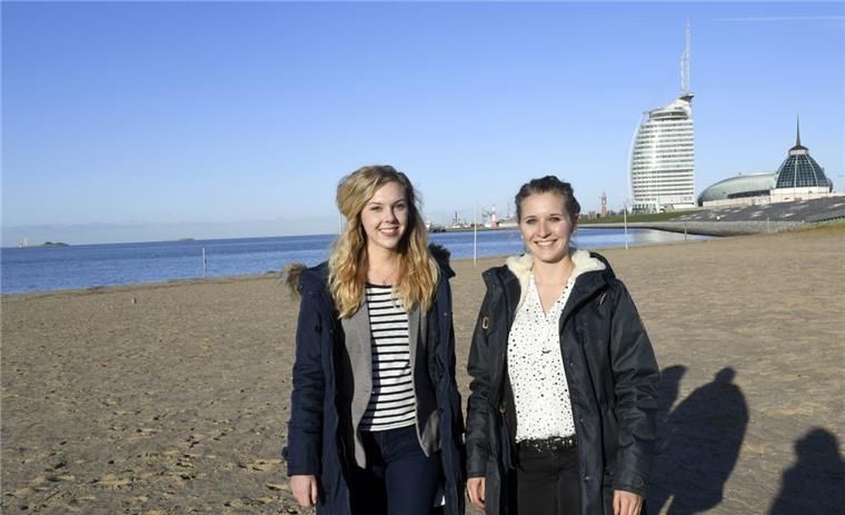 Kara Pekrun (links) und Philine Ernstorfer wollen zeigen, dass die Nordseeküste ein lohnendes Urlaubsziel für junge Leute ist.