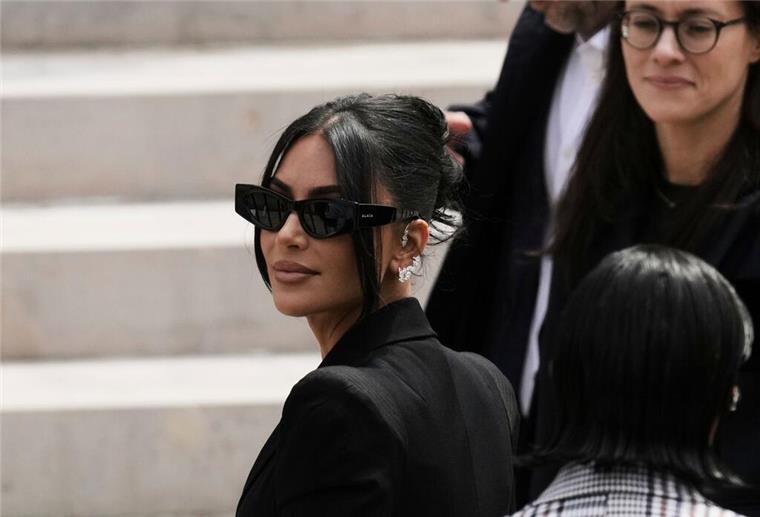 Kim Kardashian zu Überfall: „Ich dachte, ich würde sterben“ Kardashian blieb bei dem Überfall körperlich unversehrt, erlitt aber einen Schock.