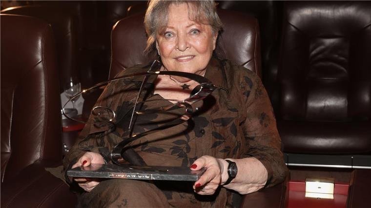 Film-Diva des Nachkriegskinos: Karin Baal ist tot Karin Baal 2018 mit dem Götz-George-Preis für ihr Lebenswerk. (Archivfoto)