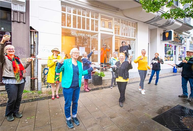 Die Kunst geht auf Abstand Karin Fröhling (v.l.), Waltraud Linnemann, Edda Urban, Gisela Graupner, Annette Rathjen, Ursula Liebertz, Margitta Sündermann, Frank Führmann, Karin Neumann, Yvonne Blanz und Reiner Madena vom Team der Galerie 149 stoßen auf die erste Ausstellung nach der Corona-Pause an.