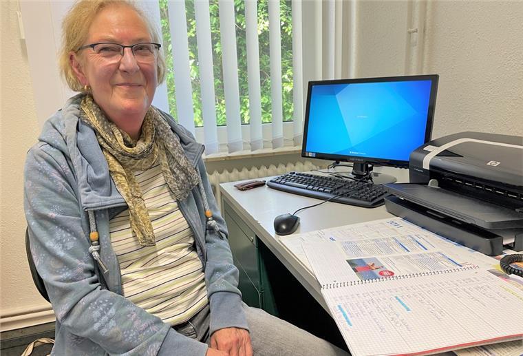 Butjadingen verabschiedet Gleichstellungsbeauftragte Karin Herrmann sitzt an einem Schreibtisch, auf dem ein Computerbildschirm steht.