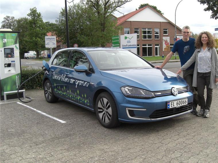 Warum diese Holländer besonders gern nach Tarmstedt kommen Karin Koot und Jeroen Linnenbank bei ihrem „Ladebesuch“. Das Ehepaar aus den Niederlanden lebt in Norwegen. Wenn es mit dem Elektroauto in die alte Heimat fährt, legt es gerne einen Stopp in Tarmstedt ein.