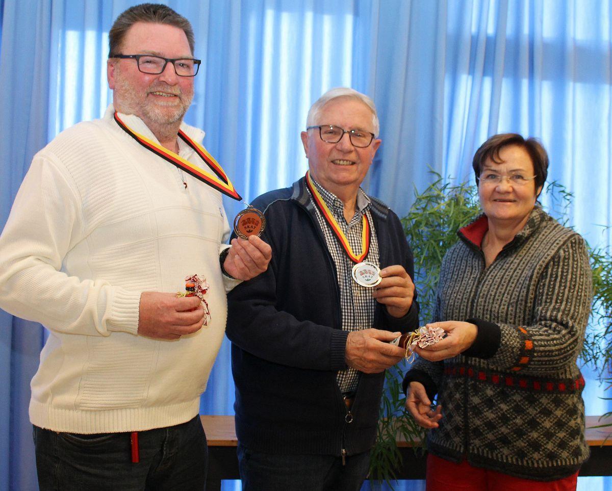 Zeven: Beverstedter gewinnt Senioren-Skatmeisterschaft Karin Lappé gratuliert Dieter Tilhein (Mitte) zur Silber- und Rolf Schröder zur Goldmedaille der Zevener Senioren-Skatmeisterschaft. „Goldjunge“ Hans-Dieter Schulz und Spielleiter Karl-Heinz Meyer mussten am letzten Spieltag krankheitsbedingt passen.