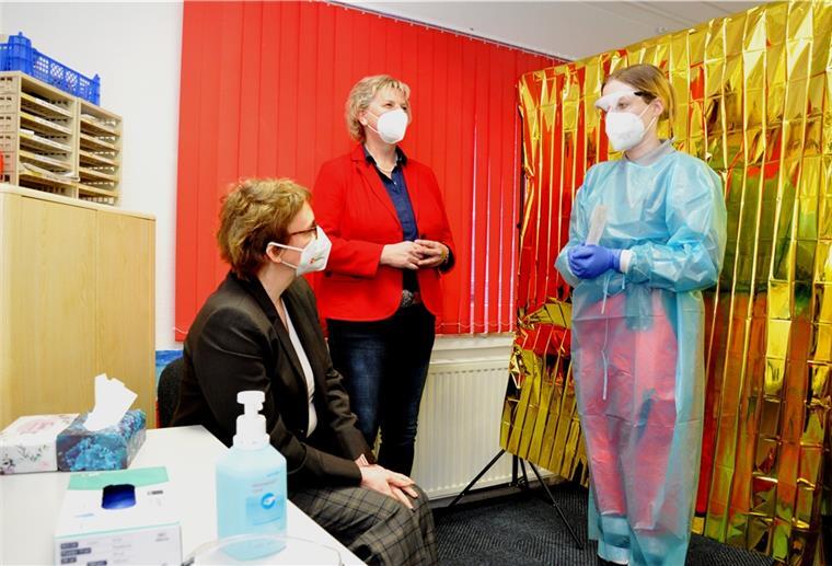 Problem gelöst: Feuerwehrleute werden geimpft Karin Logemann (Mitte) und Niedersachsens neue Sozial- und Gesundheitsministerin Daniela Behrens (links) beim Besuch des Testzentrums der Johanniter in Rodenkirchen.