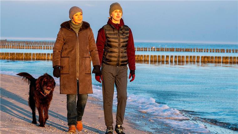 TV-Quoten: 6,85 Millionen sehen „Der Usedom-Krimi“ Karin Lossow (l, Katrin Sass) und Ellen Norgaard (Rikke Lylloff) beim Spaziergang mit Hund in einer Szene aus „Der Usedom-Krimi: Friedhof der Welpen“.