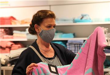 Karin Rathjens aus Bremerhaven hat ein Strandtuch bei Karstadt gekauft.