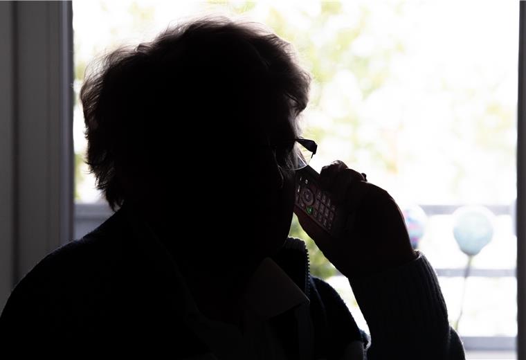 Bremerhavenerin durchschaut Gewinnspiel-Betrug Karin Runkel (74) aus Bremerhaven ist schnell misstrauisch: Der telefonisch angekündigte „Gewinn“ bei Aldi kommt ihr mysteriös vor. Sie informiert die Polizei. Zu Recht: Alles Betrug. Foto: Hartmann