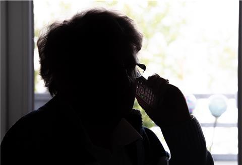 Karin Runkel (74) aus Bremerhaven ist schnell misstrauisch: Der telefonisch angekündigte „Gewinn“ bei Aldi kommt ihr mysteriös vor. Sie informiert die Polizei. Zu Recht: Alles Betrug. Foto: Hartmann