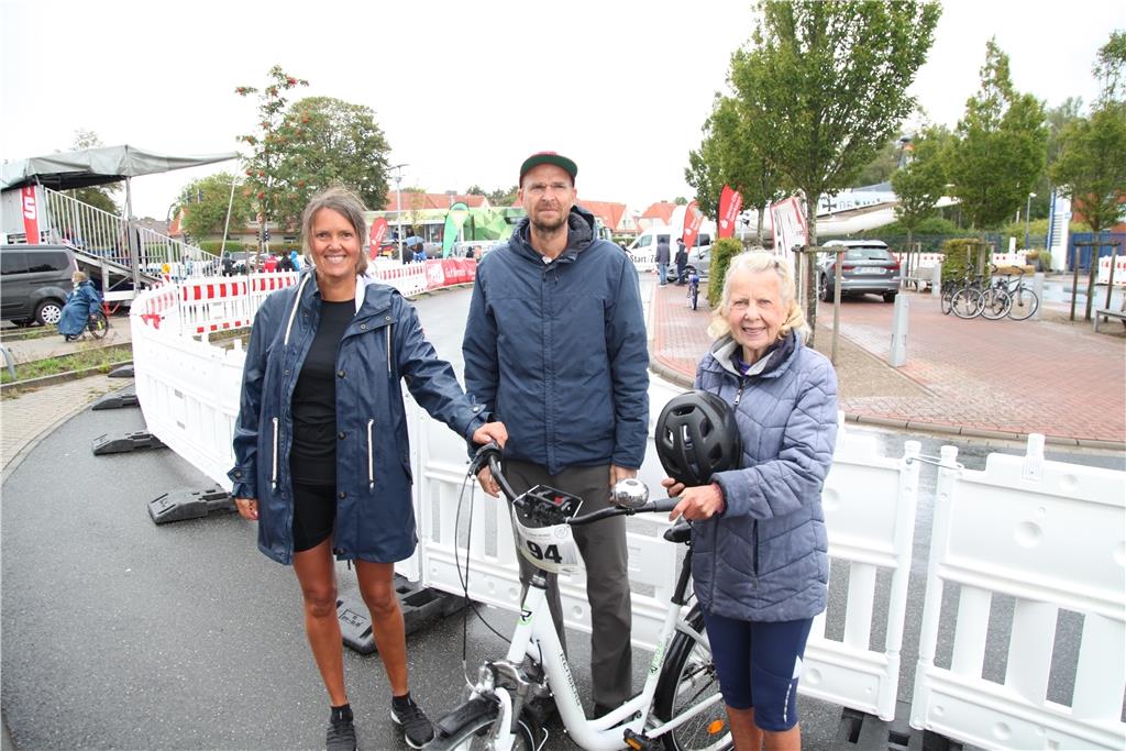 Karin Toetzke (rechts) ist mit 81 Jahren die älteste Teilnehmerinnen. Sie fährt ...