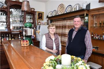 Karin und Heiner Meyer im Schankraum des Gasthauses "Zum Vorbeck" in Selsingen. 223 Jahre war das Wirtshaus in Familienbesitz. Nun schließt es seine Türen. Es fehlt an einem Nachfolger.  