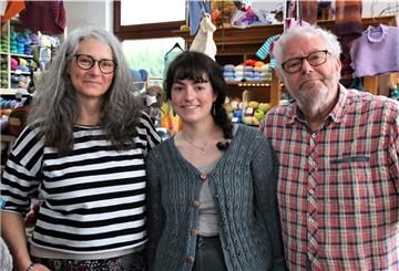 Karin (von links), Lisa und Hans Hellwig schließen das Geschäft „Meereswolle und Stoffe“ in Burhave. Sie wollen in Dänemark neu anfangen.
