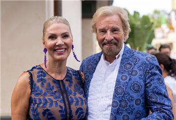 Karina Mroß und Thomas Gottschalk stehen auf dem Roten Teppich. Das Paar trainiert jeden Tag, um sich fit zu halten.