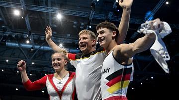 Karina Schönmaier und Trainer Anatol Ashurkov (M) jubeln mit Timo Eder über EM-Gold.