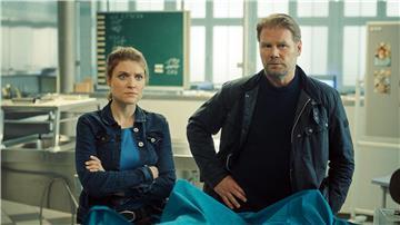 Karina Szabo (Lara Mandoki, l) und Robert Winkler (Kai Scheve) müssen die Identität der Leiche klären.