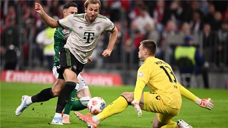 Werder-Debütant Hein: Vier Gegentore und trotzdem „top“ Karl Hein stand immer wieder im Brennpunkt, hier hält er einen Schuss von Harry Kane.