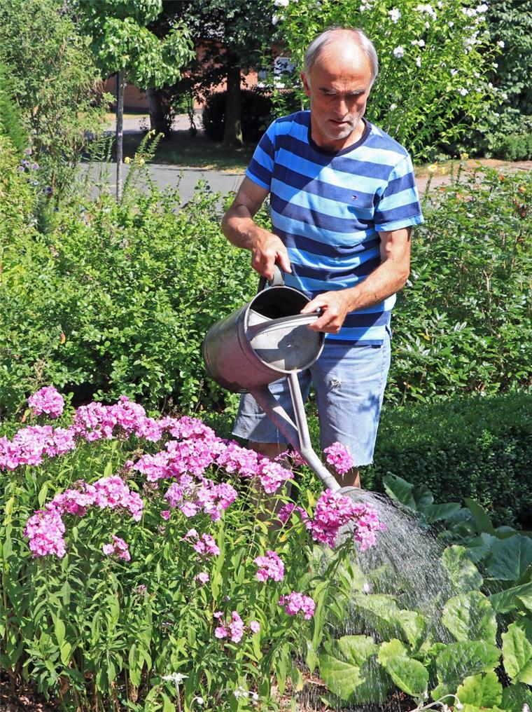 Gartentipp: Um 3 Uhr morgens den Durst der Pflanzen stillen Karl-Heinz Brunkhorst nutzt am liebsten Regenwasser, um seine Pflanzen zu bewässern.